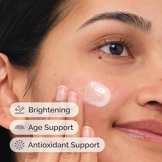 صورة قريبة لوجه امرأة تطبق The Ordinary Vitamin C Suspension 23% + HA Spheres 2% على الخد مع إبراز فوائد التفتيح ودعم علامات التقدم بالعمر ومضادات الأكسدة