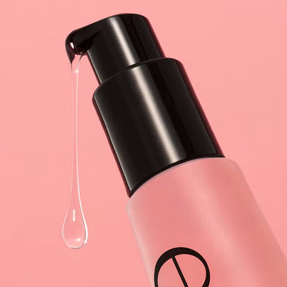تفصيل مضخة برايمر e.l.f. Power Grip Niacinamide مع قطرة من التركيبة على خلفية وردية