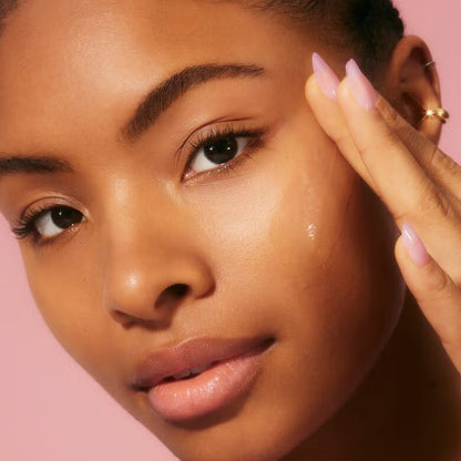 لقطة قريبة لبشرة الوجه بعد استخدام برايمر e.l.f. Power Grip Niacinamide بلمعة ناعمة