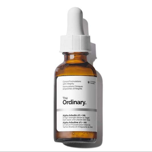 سيروم The Ordinary Alpha Arbutin 2% + HA بعبوة قطارة على خلفية بيضاء