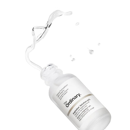 عبوة The Ordinary Argireline Solution 10% مع سائل السيروم على خلفية بيضاء