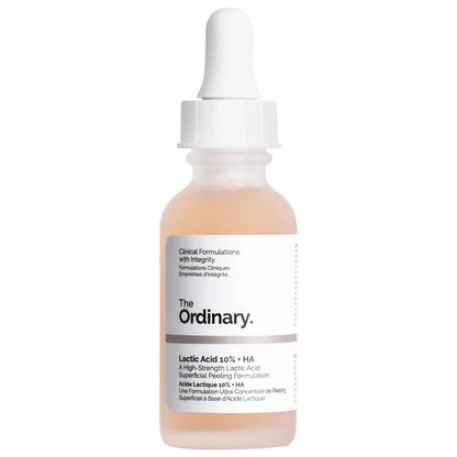 سيروم The Ordinary Lactic Acid 10% + HA بعبوة قطارة على خلفية بيضاء