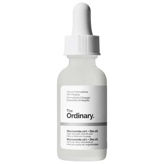 سيروم The Ordinary Niacinamide 10% + Zinc 1% بعبوة قطارة على خلفية بيضاء