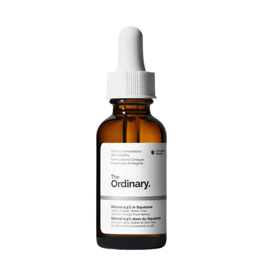 سيروم The Ordinary Retinol 0.5% in Squalane بعبوة قطارة على خلفية بيضاء