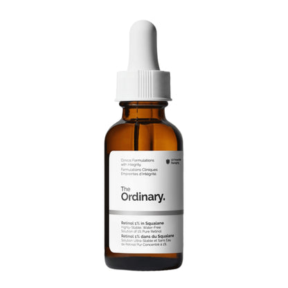 سيروم The Ordinary Retinol 1% in Squalane بعبوة قطارة على خلفية بيضاء