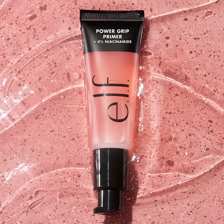 عبوة برايمر e.l.f. Power Grip + 4% Niacinamide على خلفية وردية بملمس جل لامع