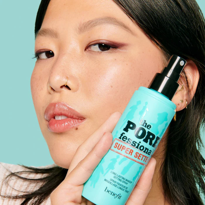 Model holding Benefit POREfessional Super Setter setting spray