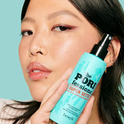 Model holding Benefit POREfessional Super Setter setting spray